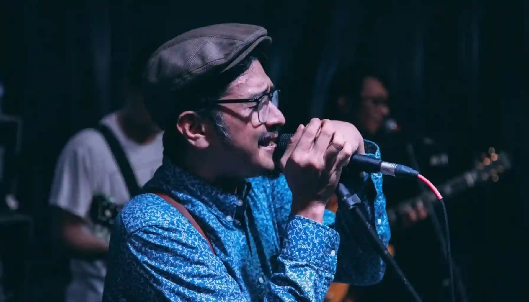 Kenang Ade Paloh, sosok pengayom di musik indie. Semangat dan kontribusinya menginspirasi generasi musisi baru di Indonesia.