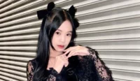 Dikeluarkannya Jeane Victoria dari JKT48 setelah foto mesra dengan pria beredar, menggugah kontroversi tentang aturan ketat idol group.