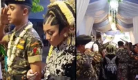 Momen Pernikahan Ormas Banser dengan upacara ala Prajurit TNI menarik perhatian, menggabungkan tradisi militer dalam suasana modern.